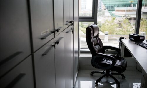 Jaki fotel biurowy do pracy przy komputerze wybrać?