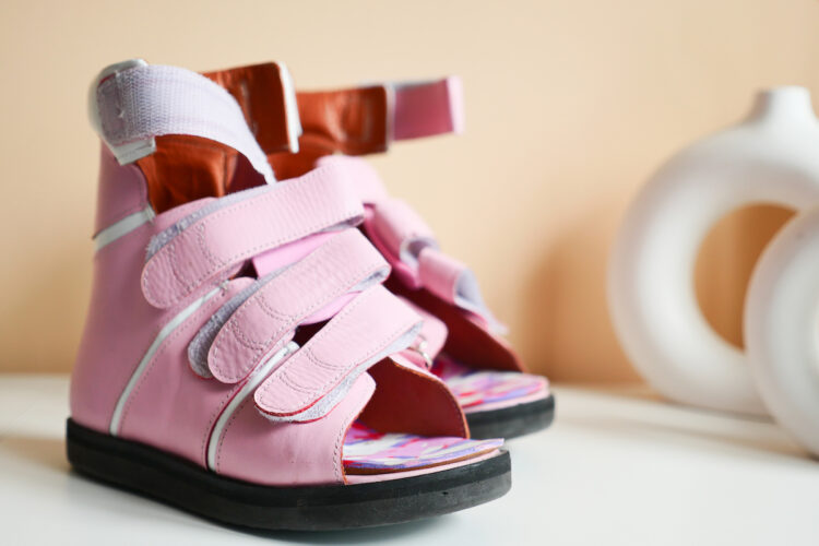 Buty profilaktyczne dla dziewczynek a rozwój stopy – co warto wiedzieć?